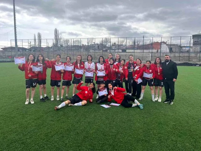 Ağrı'nın Genç Yetenekleri Yeşil Sahada Tarih Yazdı: Kız Futbol Takımı Türkiye Finallerinde