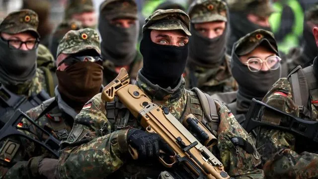 Almanya'da 45 yaş altındaki erkeklerin yurtdışında uzun kalması için askeri onay gerekecek