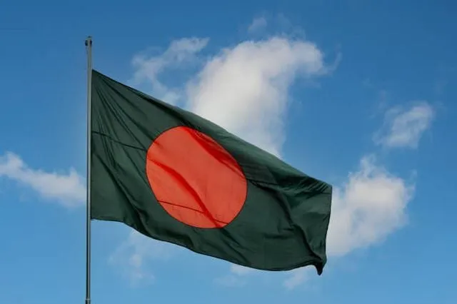 Bangladeş'te Feci Kaza: Feribota Binmeye Çalışan Otobüs Nehre Uçtu, 24 Kişi Can Verdi