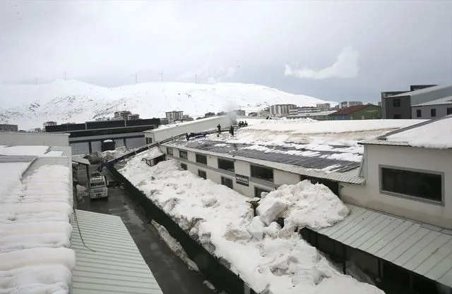 Bitlis'te fabrikanın çatısındaki yaklaşık 2 metrelik kar vince takılan aparatla temizlendi