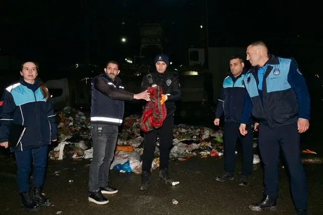 Çöpe atılan yaklaşık 1 milyon 200 bin lira değerindeki altınlar sahibine teslim edildi