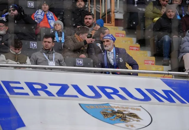 "Dede" lakaplı taraftar 46 yıldır Erzurumspor sevdasıyla yaşıyor
