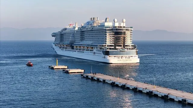 Dünyanın en büyük kruvaziyerlerinden "Sun Princess" 4 bin 12 turistle Kuşadası