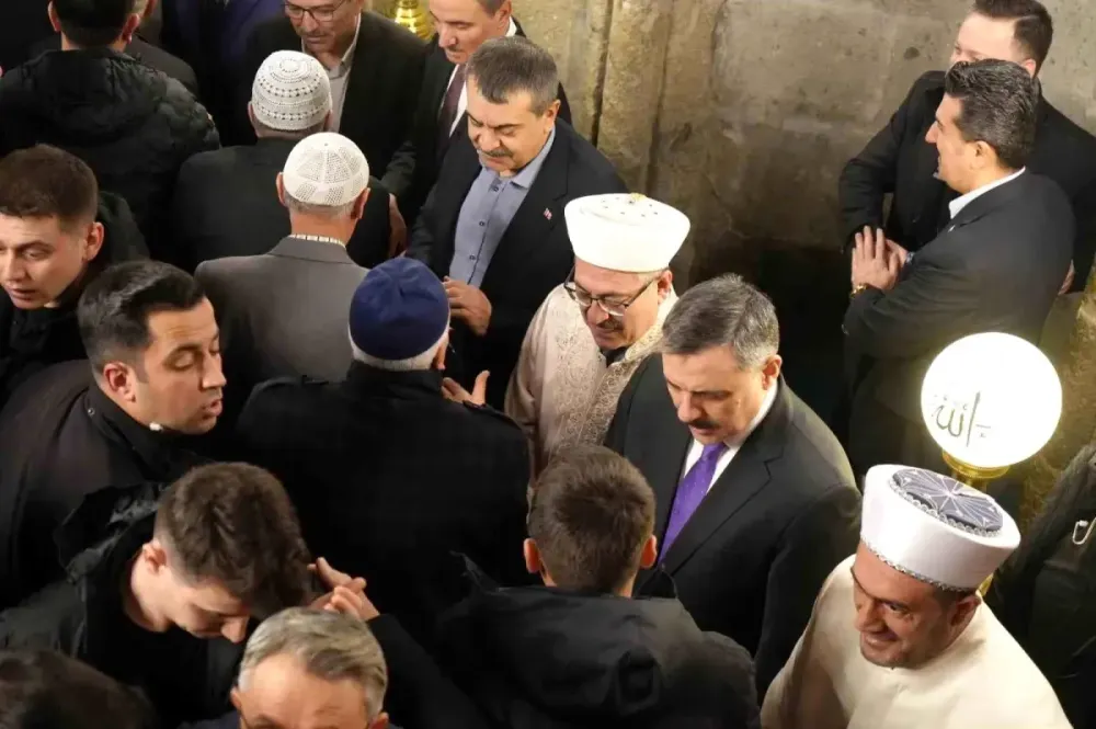 Erzurum'da Devlet ve Halk Bayram Namazında Saf Tuttu: Bakan Yusuf Tekin'den Birlik ve Beraberlik Mesajı
