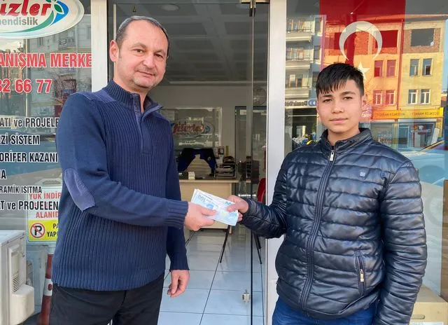 Esnafın yolda bulduğu para sahibine ulaştırıldı