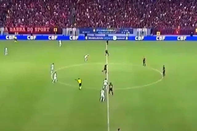 Futbol Tarihine Geçecek Tuhaflık: Meşin Yuvarlağa Dokunmadan Skor Üstünlüğünü Yakaladılar