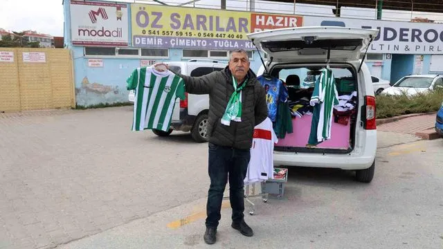 Hayatını formasını sattığı takıma adadı