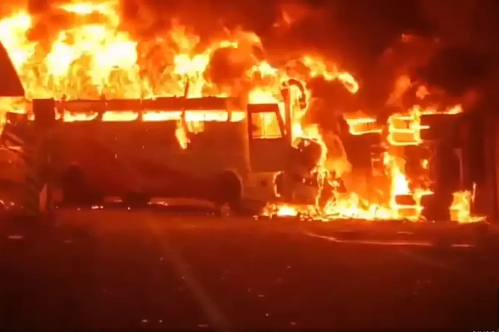 Hindistan'da Feci Trafik Faciası: Yolcu Otobüsü ve Kamyon Çarpıştı, 13 Kişi Yaşamını Yitirdi