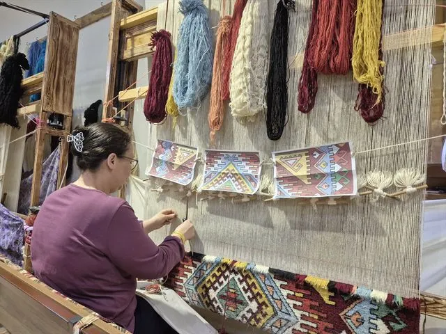 Isparta'da halı dokuma geleneği kadın emeğiyle yeniden canlanıyor