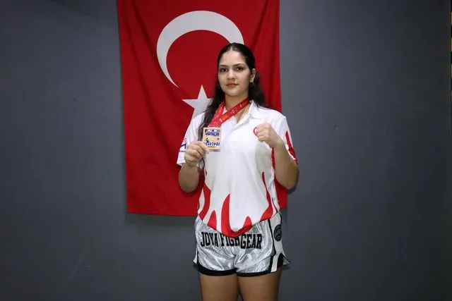 İzmirli Genç Yetenek Beste Yılmaz Ringde Fırtına Estirdi: Muay Thai’de Avrupa Şampiyonluğu