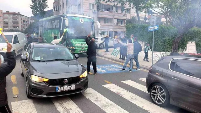 Muğlaspor'a taraftarlardan meşaleli karşılama