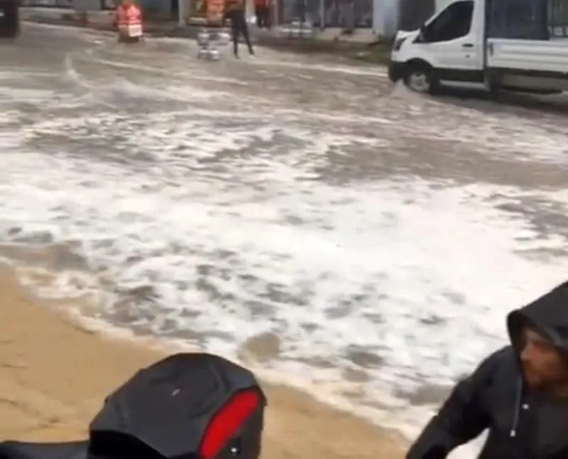 Adana'da dolu, sağanak ve hortum hayatı felç etti