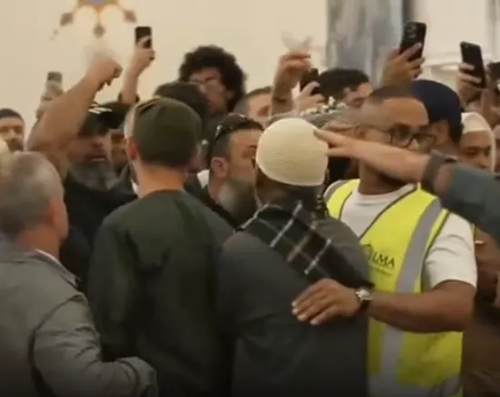 Avustralya Başbakanı Albanese'e Bayram Namazında Şok Protesto: Camide Tansiyon Yükseldi