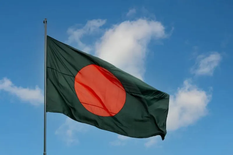 Bangladeş'te Feci Kaza: Feribota Binmeye Çalışan Otobüs Nehre Uçtu, 24 Kişi Can Verdi