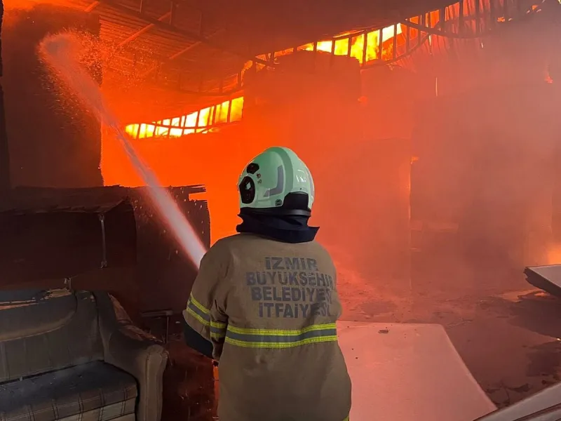 Buca Sanayi Sitesi'nde Dev Yangın: 7 İş Yeri Alevlere Teslim Oldu