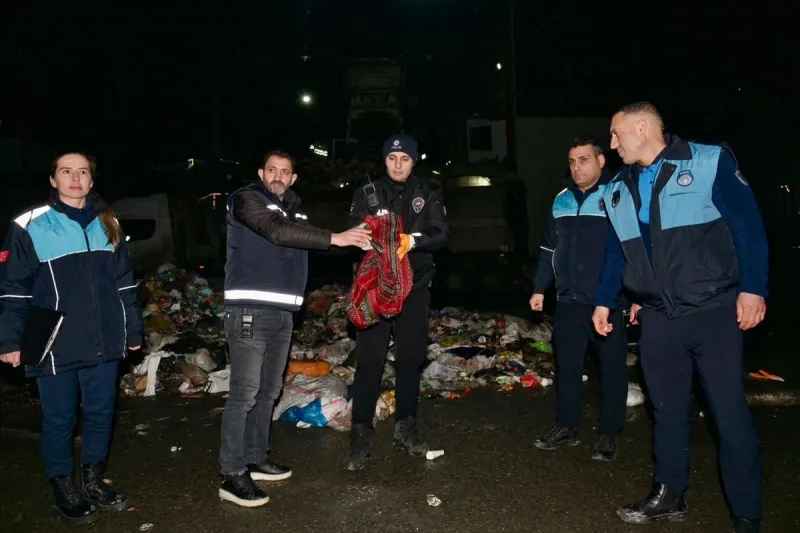 Çöpe atılan yaklaşık 1 milyon 200 bin lira değerindeki altınlar sahibine teslim edildi