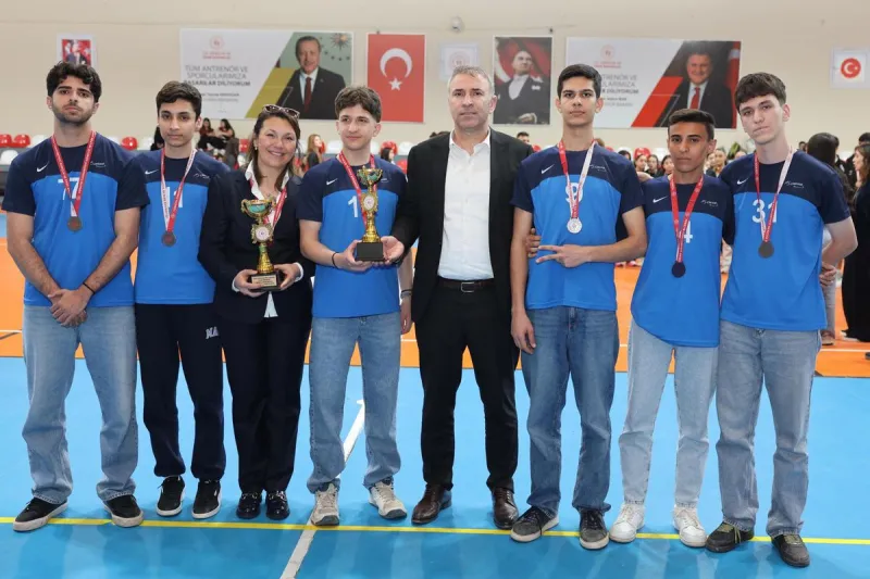 Hatay'da Geleceğin Sultanları ve Efeleri Podyumda: Voleybol Altyapı Ligleri Muhteşem Bir Finalle Noktalandı