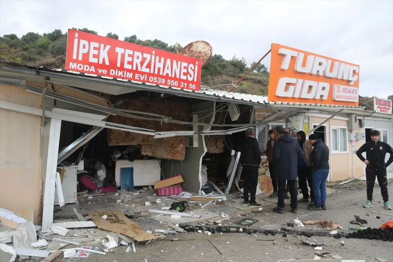 Hatay'da Trajik Kaza: Prefabrik İş Yerlerine Çarpan Araçtan Yaralı