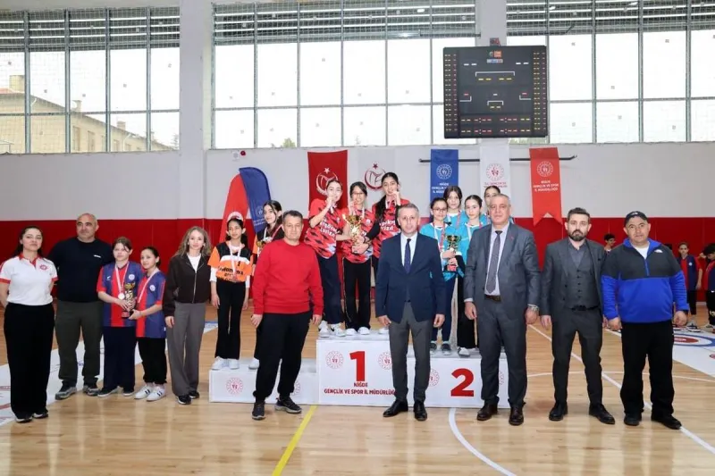Niğde'de Floor Curling Müsabakaları Tamamlandı