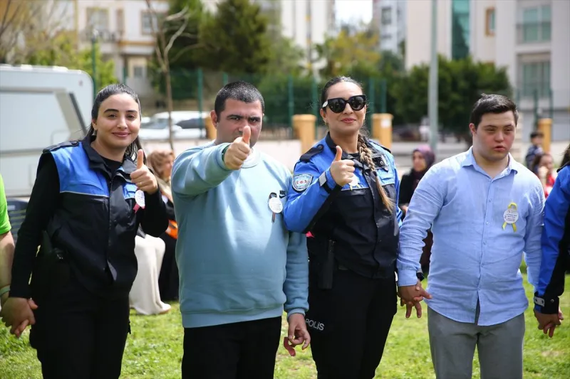 Otizmli çocuklar üstü açık otobüsle Adana