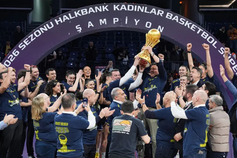 Şampiyon Fenerbahçe Opet, kupasını aldı