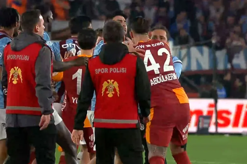 Trabzon'da maç biter bitmez saha karıştı