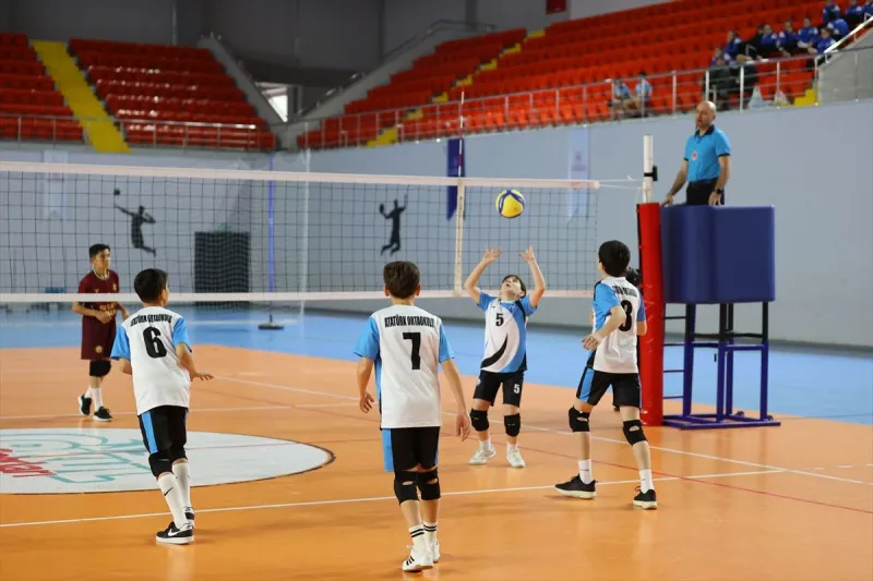 Trabzon'da okul sporları voleybol yarı final müsabakaları başladı
