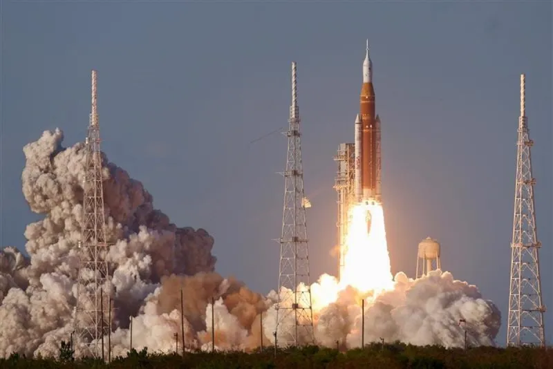 Yarım Asırlık Hasret Sona Eriyor: NASA'nın Artemis 2 Misyonu Dev Roket SLS ile Gökyüzüne Yükseldi