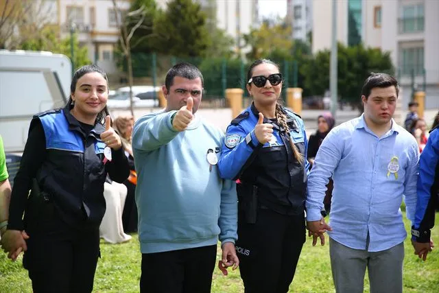 Otizmli çocuklar üstü açık otobüsle Adana