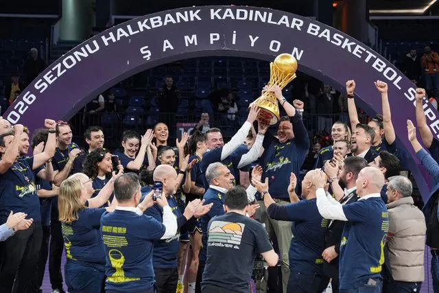 Şampiyon Fenerbahçe Opet, kupasını aldı