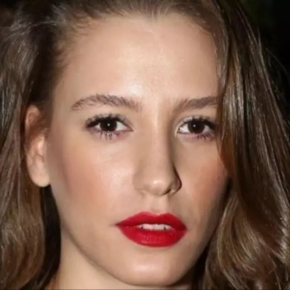 Serenay Sarıkaya: Hayatı ve Kariyeri Hakkında Bilgiler