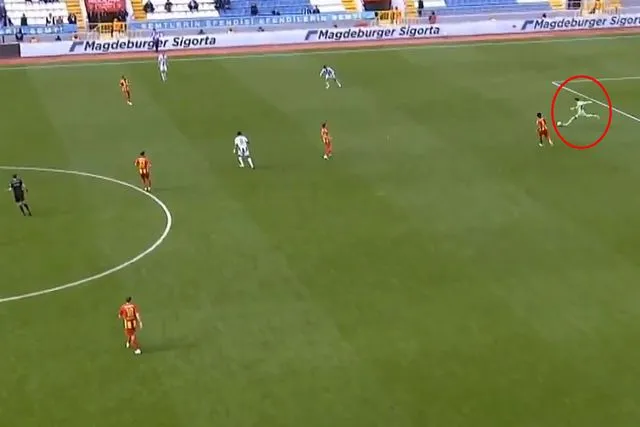 Süper Lig'de kendi kalesinden rakip kaleye inanılmaz gol