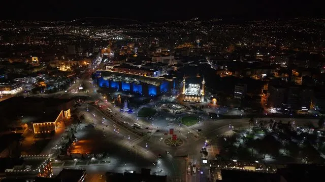 Tarihi Kayseri Kalesi ve saat kulesine