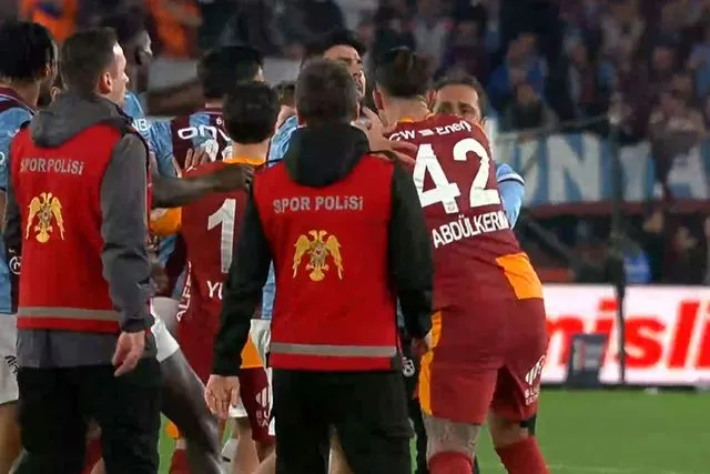 Trabzon'da maç biter bitmez saha karıştı