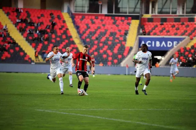 Trendyol Süper Lig: Gaziantep FK: 0 Corendon Alanyaspor: 1 (İlk yarı)
