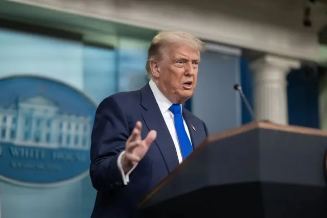 Trump'tan İran'a yeni tehdit: Hürmüz Boğazı'nı açın, yoksa salı günü cehennemi yaşayacaksınız