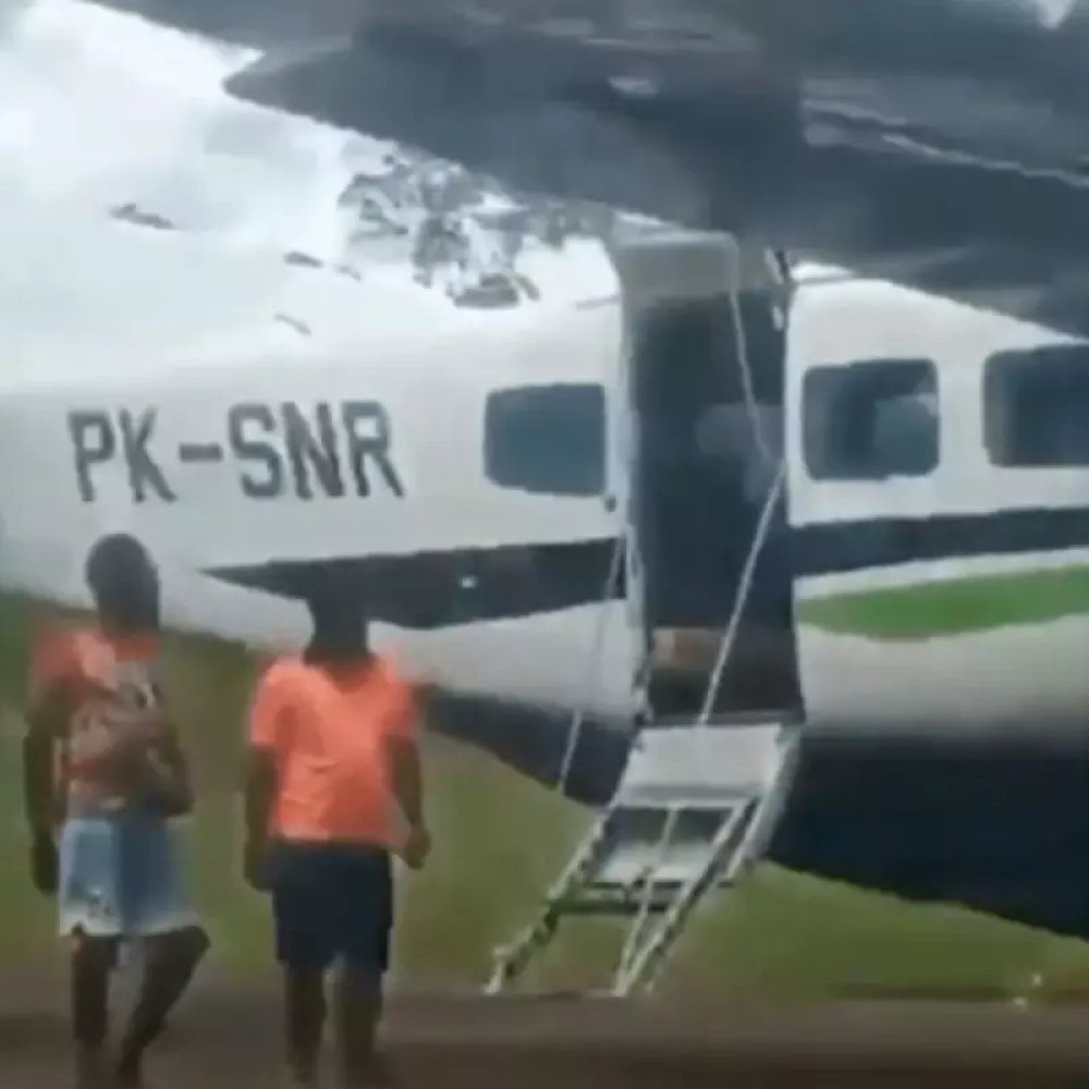 Uçak İniş Yaptıktan Hemen Sonra Pilotlar Saldırıya Uğradı