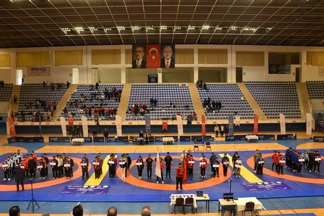 Van'da 15 Yaş Altı Güreş Grup Müsabakaları Başladı