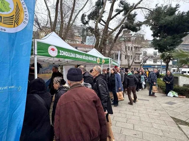 Zonguldak'ta ücretsiz fidan dağıtımı kalabalığa neden oldu
